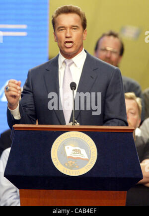 19. April 2005; Long Beach, Kalifornien, USA; Gouverneur ARNOLD SCHWARZENEGGER spricht nach der Unterzeichnung der SB899, des Arbeitnehmers Entschädigung Reform Bill, bei der Boeing Produktionsstätte in Long Beach, Kalifornien, 19. April 2004. Die Maßnahme sieht eine vollständige Überarbeitung der kalifornischen Arbeitnehmer compensat Stockfoto