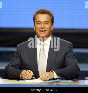 19. April 2005; Long Beach, Kalifornien, USA; Gouverneur ARNOLD SCHWARZENEGGER spricht nach der Unterzeichnung der SB899, des Arbeitnehmers Entschädigung Reform Bill, bei der Boeing Produktionsstätte in Long Beach, Kalifornien, 19. April 2004. Die Maßnahme sieht eine vollständige Überarbeitung der kalifornischen Arbeitnehmer compensat Stockfoto