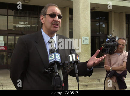 im San Mateo Superior County Court House drohen Mittwoch, 14. April 2004 in Redwood City, Kalifornien Scott Peterson, 31, der Tod Penaley wenn er von zwei Zählimpulsen des Mordes für den Tod von Laci Peterson und ungeborenen Sohn des Paares verurteilt wird. (Contra Costa Times / Susan Tripp Pollard pool) Stockfoto