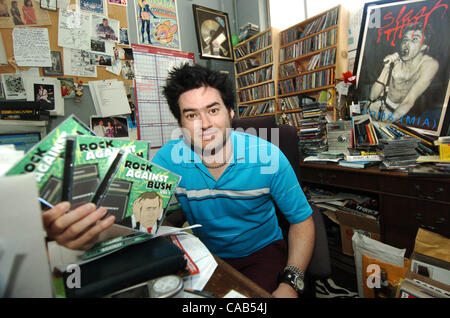 Nicht Ihre typische Aufnahme Mogul, Fat Mike Fat Wreck Chords, zeigt stolz 'Rock gegen Bush' Dienstag, 20. April 2004, am Tag seiner Veröffentlichung in der San Francisco-Indie-Label Büro. (Contra Costa Times / Karl Mondon) Stockfoto