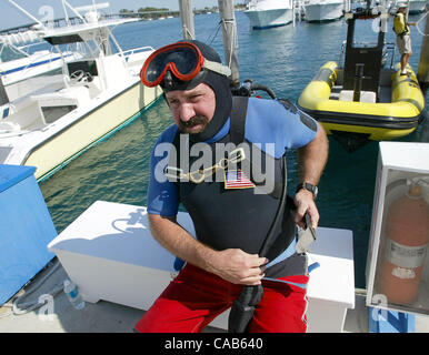 050604: Singer Island: (Fea): Barnacle Busters: Bob Baisley, 43, der Barnacle Busters in Palm Beach Gardens macht sich bereit zum Tauchen in den Gewässern an der Sailfish Marina, Donnerstag, 11 Mai, in Palm Beach Shores. Baisley reinigt Seepocken vom unteren Rand Boote wie Andiamo, ein 40-Fuß-Sportfischen Bo Stockfoto