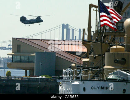 6. Mai 2004; Philadelphia, PA, USA; UNS kommt stellvertretender Verteidigungsminister Paul Wolfowitz in Philadelphia mit dem Hubschrauber zum sprechen am World Affairs Council of Philadelphia Mittagessen im Hyatt Hotel in Philadelphia, PA Donnerstag, 6. Mai 2004. Paul Wolfowitz wurde als Ersatz für Sekretär Defens Stockfoto