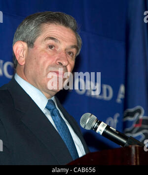 6. Mai 2004; Philadelphia, PA, USA; UNS, die stellvertretende US-Verteidigungsminister PAUL WOLFOWITZ am World Affairs Council of Philadelphia Mittagessen im Hyatt Hotel in Philadelphia, PA Donnerstag, 6. Mai 2004 spricht. Wolfowitz war als Ersatz für US-Verteidigungsminister Donald Rumsfeld, die auf dem letzten mi abgebrochen Stockfoto