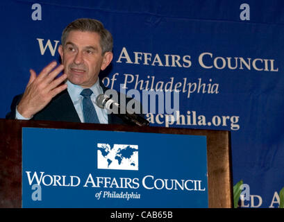 6. Mai 2004; Philadelphia, PA, USA; US-stellvertretender Verteidigungsminister PAUL WOLFOWITZ Gesten wie er am World Affairs Council of Philadelphia Mittagessen im Hyatt Hotel in Philadelphia, PA Donnerstag, 6. Mai 2004 spricht. Wolfowitz war als Ersatz für US-Verteidigungsminister Donald Rumsfeld, die abgebrochen Stockfoto