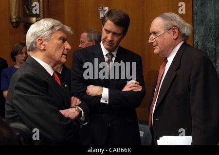 Senat Armed Services Committee Chairman Senator John Warner R -VA, rechts, links, Senat-Majorität Führer Bill Frist, R -Tenn, Center und Senator Carl Levin, D -Mich, zu verleihen, nach der mündlichen Verhandlung Aussagen von US-Verteidigungsminister Donald Rumsfeld über irakische Gefangene Missbrauch vor dem Senat Armed Services Committee Stockfoto