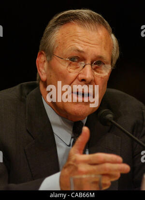 US-Verteidigungsminister Donald Rumsfeld zeugt von irakischen Gefangenen Missbrauch vor dem Senate Armed Services Committee auf dem Capitol Hill in Washington am 7. Mai 2004. Stockfoto