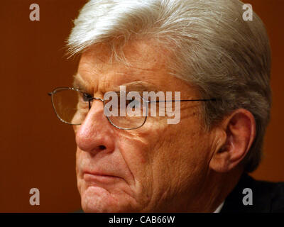 7. Mai 2004; Washington, DC, USA; Senat Armed Services Committee Chairman Sen.JOHN WARNER, R -VA, hört Zeugnis von US-Verteidigungsminister Donald Rumsfeld über irakische Gefangene Missbrauch auf dem Capitol Hill in Washington. Stockfoto