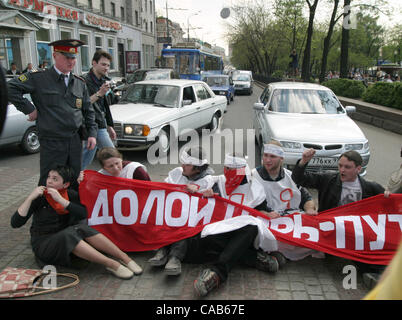 Teilnehmer der Jugend Left Front dramatisiert Prozession vom für die Amtseinführung des Präsidenten der Russischen Föderation Vladimir Putin, blockierte Bewegung auf der Twerer Parkway. (Kredit-Bild: © PhotoXpress/ZUMA Press) Einschränkungen: Nord- und Südamerika Rechte nur! Stockfoto