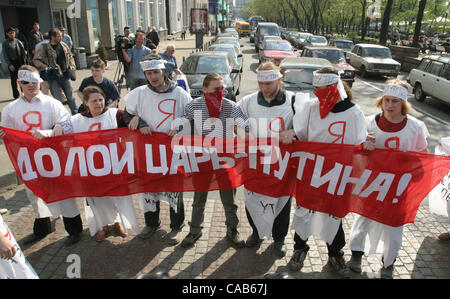 Teilnehmer der Jugend Left Front dramatisiert Prozession vom für die Amtseinführung des Präsidenten der Russischen Föderation Vladimir Putin, blockierte Bewegung auf der Twerer Parkway. Der Slogan: "DOWN mit Zar". Einschränkungen der Nutzung: 1. außer den Tageszeitungen Moskau, 2 verlassen. Stockfoto