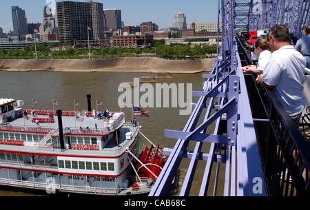 8. Mai 2004 stoppen - Newport, Kentucky, USA - MARK WEINHEIMER und seiner Familie Mitte Brücke zu den Blick auf die Skyline der Raddampfer Belle of Cincinnati und Cincinnati bei der Feier des ersten Jahres der Existenz der lila Menschen Brücke über den Ohio River. (Kredit-Bild: © Ken Stewar Stockfoto