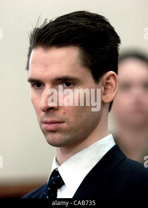 Justin Helzer sitzt in Abteilung 4 in Bray-Gerichtsgebäude Freitagmorgen 30. April 2004, während der Öffnungszeiten Aussagen. Heltzer, 32, ist mit dem Töten von fünf Personen im August 2000 in einem komplexen Erpressung Grundstück berechnet. (DAN ROSENSTRAUCH/CONTRA COSTA TIMES) Stockfoto