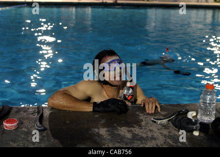 Matt Dakin (Cq) spricht mit einem Mitspieler vor einem Club Puck Unterwasserhockey Gedränge an der San Jose State University in San Jose, Kalifornien auf Dienstag, 27. April 2004. Dakin, lebt in Danville und San Ramon Feuerwehrmann ist. Er spielte in diesem Jahr uns Männer Masters Unterwasser Hockey World Championship Te Stockfoto