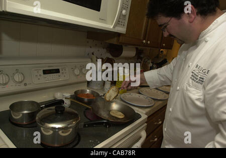 Chef Allen Vitti, von Bridges Restaurant, Frys die Calamari auf dem Herd als Überraschungsteam der Küchenchef dringt Lysa Lewallens Küche in Walnut Creek, Kalifornien, auf Montag, 3. Mai 2004. (CONTRA COSTA TIMES / EDDIE LEDESMA) Stockfoto