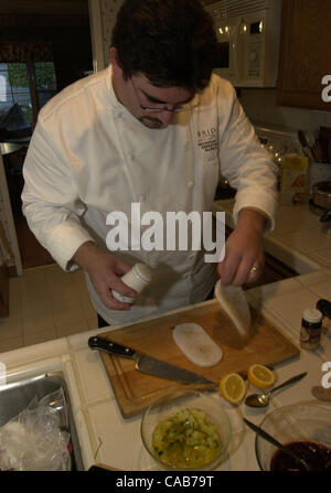 Chef Allen Vitti, von Bridges Restaurant, Recht, bereitet die Calamari zum Pfanne braten nach der Küchenchef Überraschungsteam Lysa Lewallens Küche in Walnut Creek, Kalifornien, auf Montag, 3. Mai 2004 dringt. (CONTRA COSTA TIMES / EDDIE LEDESMA) Stockfoto