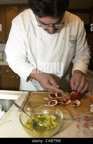 Chef Allen Vitti, von Bridges Restaurant, schneidet sich die Blutorangen wie der Koch Überraschungsteam Lysa Lewallens Küche in Walnut Creek, Kalifornien, auf Montag, 3. Mai 2004 dringt. (CONTRA COSTA TIMES / EDDIE LEDESMA) Stockfoto