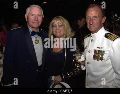 bei der alle Kriege Memorial Gala im Blackhawk Museum, Samstag, 8. Mai 2004, in Danville, Kalifornien     Medal Of Honor Gewinner sprach bei der Gala ist eine Spendenaktion für alle Kriege-Denkmal am Oak Hill Park in Danville installiert werden. (Contra Costa Times / Susan Tripp Pollard) Stockfoto