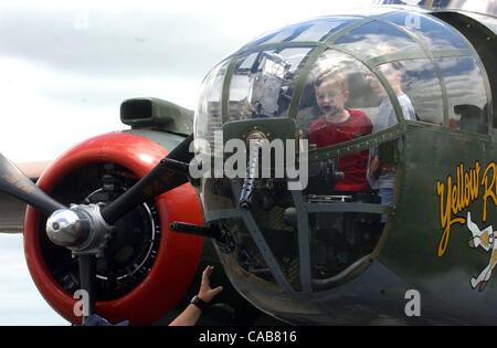 Zustand-Thomas Erickson, links und Trey Rompel untersuchen die Innenseite der Nase eines Commemorative Air Force während des zweiten Weltkriegs-Ära B-25J Mitchell Bomber im experimentellen Flugzeug Verband Südwest Fly-In am New Braunfels Municipal Airport auf Freitag, 14. Mai 2004. BILLY CALZADA / MITARBEITER Stockfoto