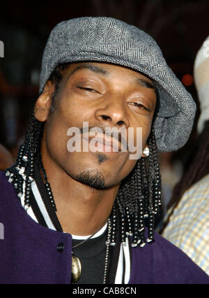 18. Mai 2004 - Hollywood, Kalifornien, USA - Snoop Dogg auf der "Soul Plane" Premiere im Mann Village Theater. Stockfoto