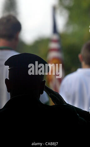 052104 sc getroffen memorial2/3 - BOYNTON BEACH - US Army Lieutenant Colonel James Rodriguez (Cq) begrüßt die Farben als die nationale Hymne spielt bei Memorial Day Feierlichkeiten in Hagen Rd. Elementary School (Cq) Freitag, 21. Mai 2004.  Rodriguez sprach mit der Studentenschaft auf die Bedeutung und das Protokoll von den Ferien Stockfoto