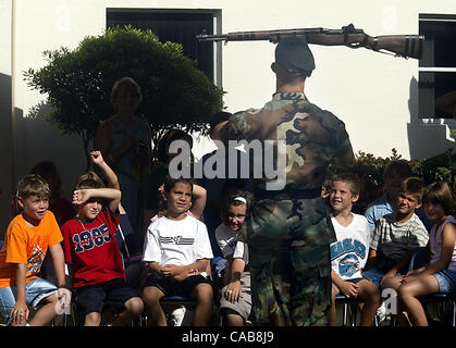 052104 sc trafen memorial4 - BOYNTON BEACH - Atlantic High School Armee JROTC (Cq) Cadet Sgt. Richard Stokes (Cq) führt einen Gewehr-Bohrer, der die Schüler während der Gedenktag Zeremonien in Hagen Rd. Elementary School (Cq) Freitag, 21. Mai 2004 begeistert.  US Army Lt. Col JamesRodriguez (Cq) sprach mit dem s Stockfoto