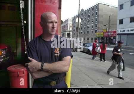 (veröffentlichte 30.05.2004, Hrsg. 1,2,3; UTS1810828) New York City Feuerwehrmann WALTER POWERS blickt auf die Straße in der Bronx in Ladder Company 58 wo er arbeitet. Er ist eine große Reserve des Marine Corps und war der Operations Officer für das 2. Bataillon, 25. Marine Regiment am Camp Whitehorse ich Stockfoto