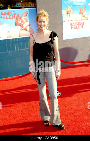 27. Mai 2004 - Hollywood, Kalifornien, USA - Cynthia Preston bei Raising Helen Premiere. Stockfoto