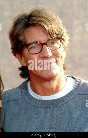 27. Mai 2004 - Hollywood, Kalifornien, USA - Eric Roberts bei Raising Helen Premiere. Stockfoto