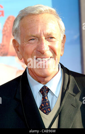 27. Mai 2004 - Hollywood, Kalifornien, USA - Jack Klugman bei Raising Helen Premiere. Stockfoto