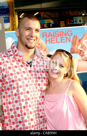 27. Mai 2004 - Hollywood, Kalifornien, USA - Melissa Joan Hart und Ehemann Mark Wilkerson am Raising Helen Premiere. Stockfoto