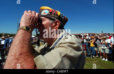 METRO - WWII Veteran Albert Kaplan von Philadelphia, 84, versucht, einen genauen Blick auf Präsident Bush während der Einweihungsfeier World War II Memorial Samstag, 29. Mai 2004 in Washington D.C. Kaplan am d-Day und die Ardennenoffensive kämpften. BAHRAM MARK SOBHANI / MITARBEITER Stockfoto