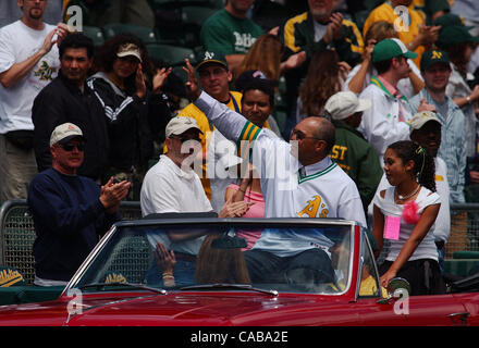 Reggie Jackson und seine Tochter Kimberly Welle auf das Publikum, als sie Network Associates Coliseum für eine vor dem Spiel Zeremonie Jacksons Zahl auf Samstag, 22. Mai 2004 im Oakland Coliseum in Oakland, Kalifornien (Jose Carlos Fajardo/Contra Costa Times) in den Ruhestand treten Stockfoto