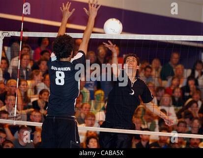 College Park Miguel Hunter, #7, versucht einen Pass gegen San Ramon Valley Mason Cole, #8, während ihre NCS Klasse 1 jungen Volleyball Meisterschaft-Spiel auf Samstag, 22. Mai 2004 in College Park High School in Pleasant Hill, Kalifornien (Jose Carlos Fajardo/Contra Costa Times) Stockfoto