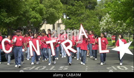 Die zentrale Junior High School marschierendes Band folgt die Paradestrecke entlang einer Strecke von Third Street während der Armed Forces Day Parade in Pittsburg, Kalifornien, auf Samstag, 15. Mai 2004. Die Parade gehören, militärisches Personal und Fahrzeuge, Kommunalpolitiker und Stoneman Junior High School marchin Stockfoto