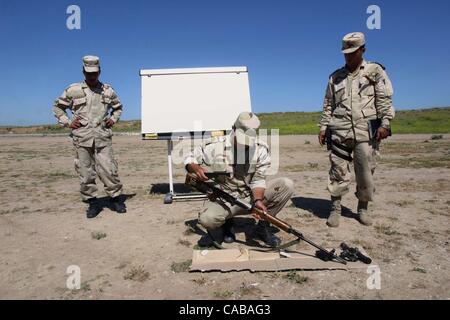 5. Mai 2004 - Training Peshhabur, Irak -, wie zu montieren und ein Scharfschützengewehr an der ICDC Basis in Peshhabur, in der Nähe von Zakho zu laden. Die irakischen Civil Defense Corps ist amerikanische ausgebildete Armee für die innere Sicherheit.  (Kredit-Bild: © David I. Gross/ZUMApress.com) Stockfoto