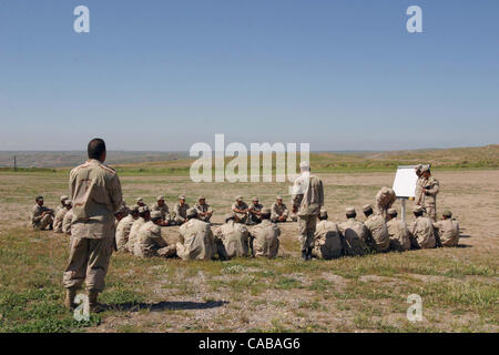 5. Mai 2004 - Training Peshhabur, Irak -, wie zu montieren und ein Scharfschützengewehr an der ICDC Basis in Peshhabur, in der Nähe von Zakho zu laden. Die irakischen Civil Defense Corps ist amerikanische ausgebildete Armee für die innere Sicherheit.  (Kredit-Bild: © David I. Gross/ZUMApress.com) Stockfoto