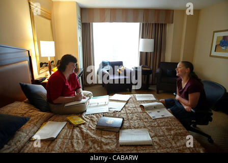 060104 FEM Biene--Washington DC. --Beth McDowell und Tochter Brooke McDowell, Recht, wiederholen Wörter in ihrem Hotelzimmer im Grand Hyatt am Vorabend der ersten Runde der nationalen Spelling Bee. Personal-Foto von Greg Lovett Stockfoto