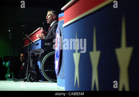 4. Juni 2004; San Antonio, TX, USA; Attorney General GREG ABBOTT spricht Delegierten auf der Republican Convention in San Antonio. Stockfoto