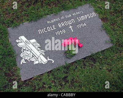 6. Juni 2004; Lake Forest, Kalifornien, USA; Die Grabstätte von Nicole Brown Simpson befindet sich in diesem kleinen Orange County-Friedhof in der Nähe ihrer Familie. Nicole Brown Simpson (1959-1994), Ehefrau von O.J. Simpson und Mordopfer in der berüchtigten Fall, der die Nachrichten in der Mitte der 90er Jahre beherrschten. Juni 12, Stockfoto