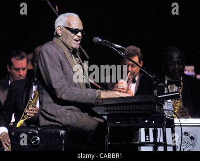 10. Juni 2004; New York, NY, USA; (Foto-Datei 09.08.2001)  Grammy gewinnen Sänger RAY CHARLES ROBINSON starb im Alter von 73 umgeben von Familie in Beverly Hills, Kalifornien am 10. Juni 2004. Die Musik-Legende gewann insgesamt 12 Grammys und Fans seit den späten 1950er Jahren geblendet hatte. Charles überwand ein, Stockfoto