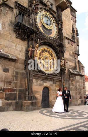 10. Juni 2004; Prag, Tschechische Republik; Braut und Bräutigam posieren vor der astronomischen Uhr am alten Rathaus, wo viele Hochzeiten durchgeführt werden. Altstädter Ring, Prag. Stockfoto