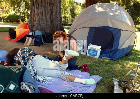 Lucia Lopez gibt aus Los Angeles, ihr Sohn Israel Francisco Haros Lopez, Alter 27, von Albany, eine Massage während er weiter seine Fasten auf der Südseite des State Capitol am Sonntag, 30. Mai 2004 in Sacramento, Kalifornien. Drei von den neun Personen der Gruppe Fast4Education auch heute noch als sie Cel Stockfoto