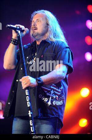 18. Juni 2010 - Raleigh, North Carolina; USA - Sänger JOHNNY VAN ZANT der Band Lynyrd Skynyrd tritt als ihre 2010 Tour macht Halt in der Time Warner Cable Musikpavillon mit Sitz in Raleigh. Copyright 2010 Jason Moore. (Kredit-Bild: © Jason Moore/ZUMApress.com) Stockfoto