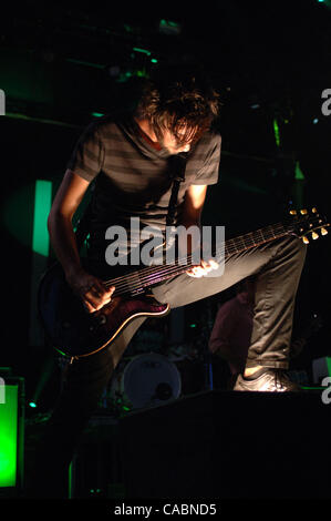 21. Juni 2010 - Portsmouth, Virginia, USA - All Time Low bringt ihre Marke der amerikanischen Pop-Punk, der Bamboozle Roadshow auf einen Halt in der Netelos-Pavillon (Kredit-Bild: © Jeff Moore/ZUMApress.com) Stockfoto