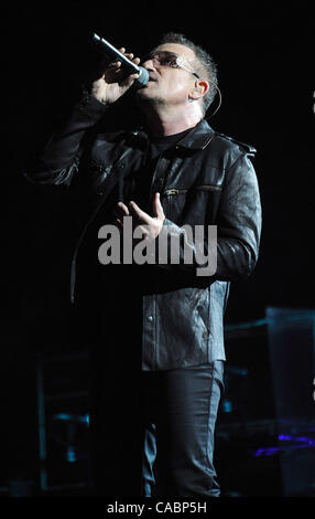 3. Oktober 2009 - Raleigh, North Carolina; USA - Sänger BONO von der Band U2 führt live als ihre 360 Tour macht Halt in der Carter-Finley Stadium befindet sich in Raleigh. Copyright 2009 Jason Moore (Kredit-Bild: ZUMApress.com) Stockfoto