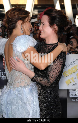 24. Juni 2010 - Hollywood, Kalifornien, USA - Nikki Reed und Elizabeth Reaser während der Los Angeles Film Festival Premiere des neuen Films von Summit Entertainment, The TWILIGHT SAGA: ECLIPSE im Nokia Theater in Los Angeles Leben, am 24. Juni 2010, in Los Angeles, Kalifornien statt. K65566MGE. (Credit Stockfoto