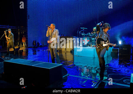 10. August 2010 führt - Morrison, Colorado, USA - Stone Temple Pilots bei Red Rocks Amphitheater. Im Bild: Bassist ROBERT DELEO, Sänger SCOTT WEILAND, Schlagzeuger ERIC KRETZ und Gitarrist DEAN DELEO. (Kredit-Bild: © Don Senia Murray/ZUMApress.com) Stockfoto