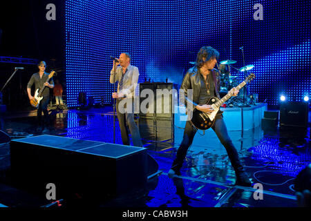 10. August 2010 führt - Morrison, Colorado, USA - Stone Temple Pilots bei Red Rocks Amphitheater. Im Bild: Bassist ROBERT DELEO, Sänger SCOTT WEILAND, Schlagzeuger ERIC KRETZ und Gitarrist DEAN DELEO. (Kredit-Bild: © Don Senia Murray/ZUMApress.com) Stockfoto