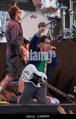 15. August 2010 durchführen - Commerce City, Colorado, USA - Bassist SCOTT SHRINER (links) und Sänger/Gitarrist RIVERS CUOMO von Weezer auf dem Mile High Music Festival. (Kredit-Bild: © Don Senia Murray/ZUMApress.com) Stockfoto