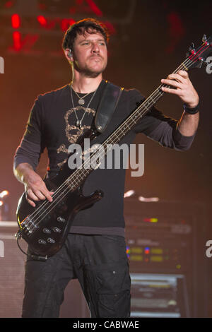 15. August 2010 führt - Commerce City, Colorado, USA - Bassist STEFAN LESSARD der Dave Matthews Band auf dem Mile High Music Festival. (Kredit-Bild: © Don Senia Murray/ZUMApress.com) Stockfoto