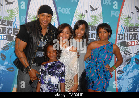 8. August 2010 - Hollywood, Kalifornien, USA - LL Cool J, Nina Smith, Simone Johnson, Najee Smith, Italia Smith und Samaria Smith während der TEEN CHOICE AWARDS 2010 statt Presseraum im Gibson Amphitheatre, am 8. August 2010, in Los Angeles... 2010.K66088MGE. (Kredit-Bild: © Michael Germana/Globe Stockfoto